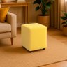 puff quadrado amarelo ambiente