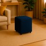 puff quadrado azul marinho ambiente